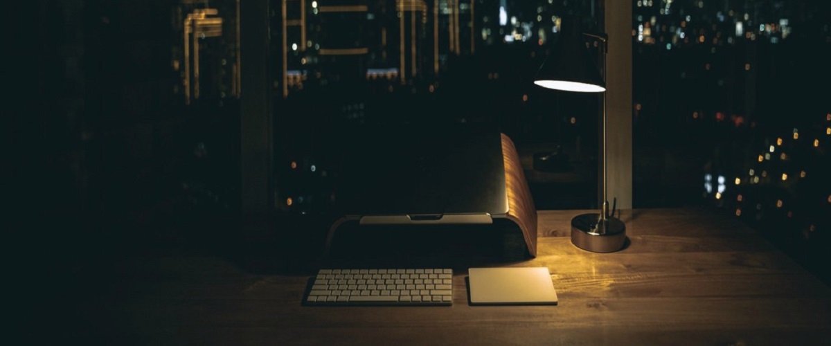 Espacio de trabajo junto a una ventana de noche